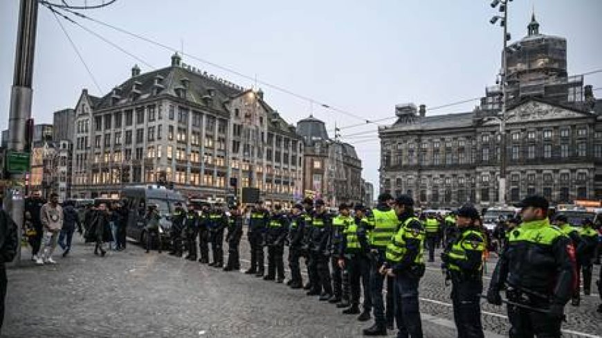 Rioters set tram on fire in Amsterdam (VIDEO)