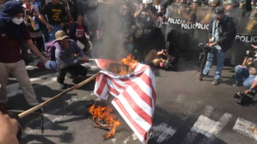 Protesters in Peru burn US flags (VIDEO)