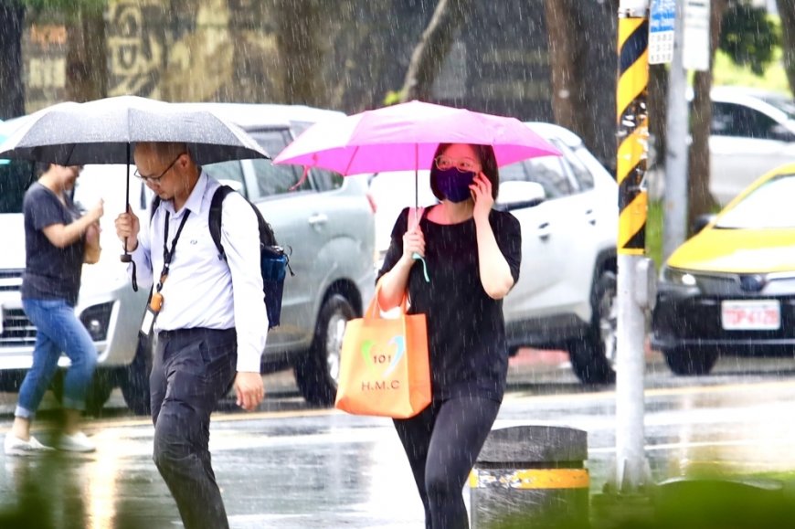 傘再多帶2天！中部以北明仍有雨　下周將有更強冷空氣