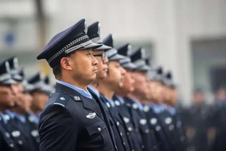 警察踢打六年级学生被撤职：整治校园暴力同样不容忽视丨快评