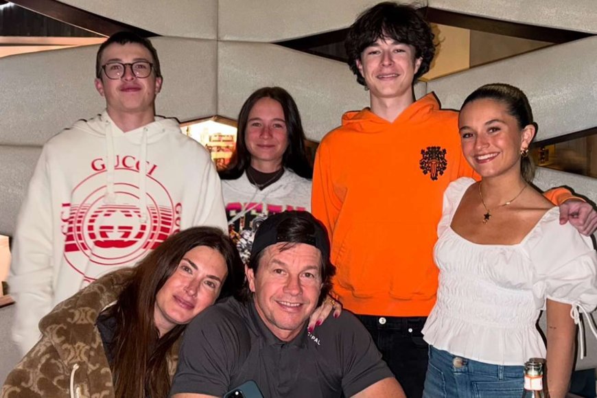 Mark Wahlberg's Wife Rhea Shares Rare Family Photo with All 4 Kids on Thanksgiving: ‘So Grateful’