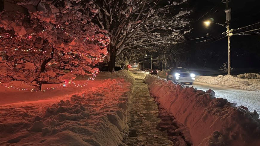 Heavy snow blankets parts of the US during busy holiday travel weekend