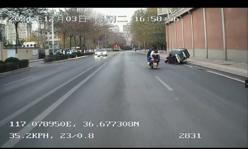 三轮车突然发生翻车 司机与乘客一同帮扶