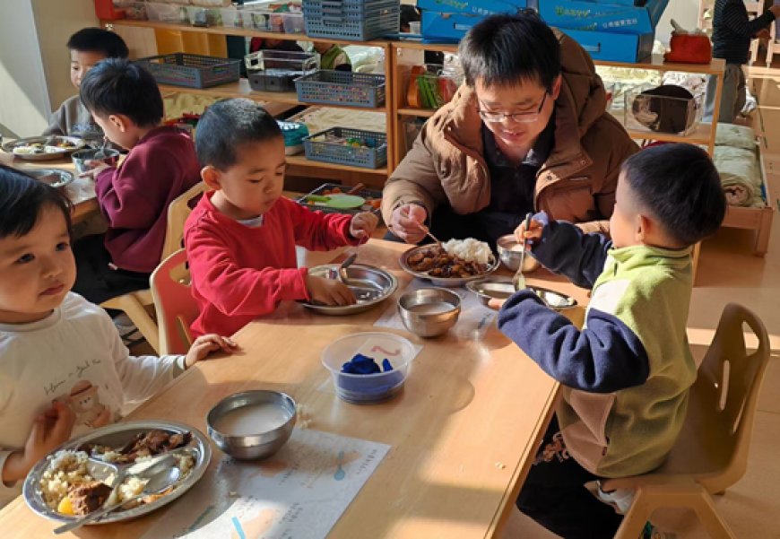 临沂市兰山区兰山街道中心幼儿园高尔夫园开展家长陪餐活动