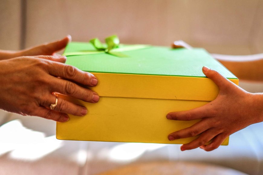 Mom Quickly Rejects Daughter's Handmade Gift — Because It Doesn't Include a Photo of the Family Dog