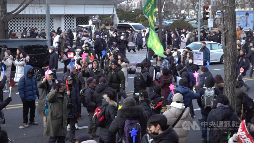 尹錫悅彈劾案通過 國會外群眾雀躍歌舞宛若演唱會