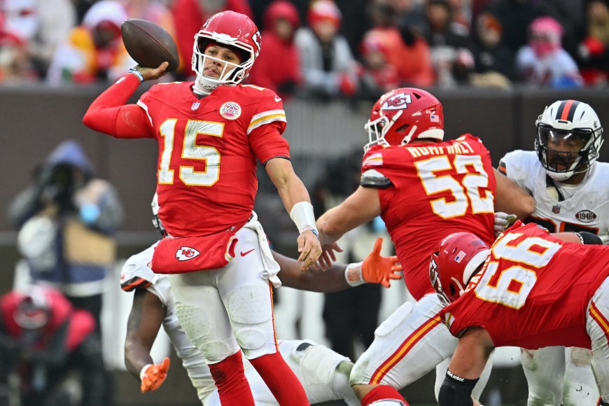 Patrick Mahomes Limps Away From Chiefs vs. Browns Game with Ankle Injury