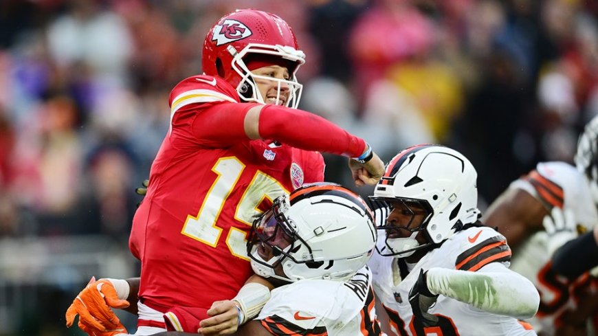 Ex-NFL star suggests Chiefs bench Patrick Mahomes for playoffs after ankle injury