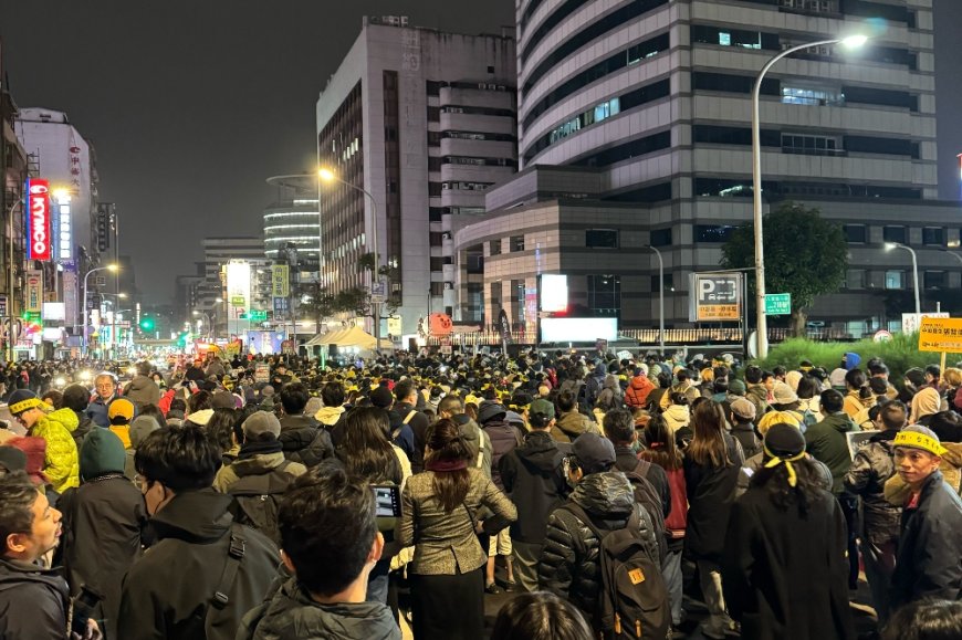 冬季青鳥集結！國民黨中央黨部前抗議　藍營狂播〈囚鳥〉反擊