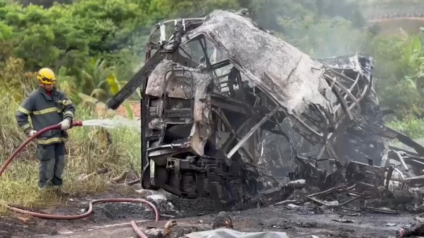 30 people die in a crash between a passenger bus and a truck in Brazil