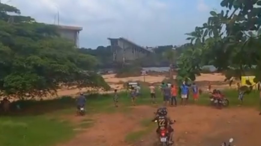 Truck carrying acid plunges into river after deadly bridge collapse (VIDEOS)