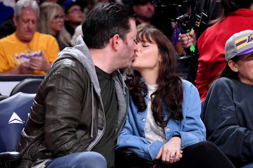 Jonathan Scott and Zooey Deschanel Share a Courtside Kiss During Date Night at the Lakers Game: Photos