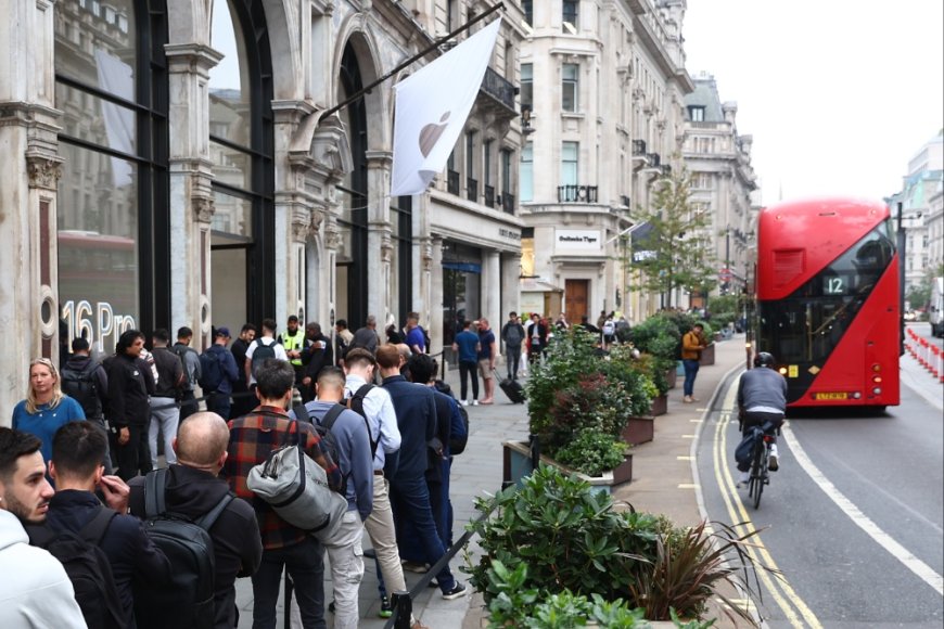 Central London Media and Shopping District Regent Street Evacuated Due to Bomb Scare, ‘Controlled Explosions’