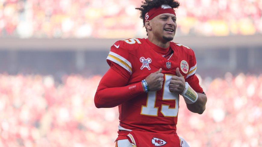 Kansas City Chiefs get huge boost with referee omen ahead of Texans clash but fans say same thing about Patrick Mahomes