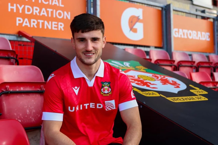 Wrexham make first January signing as winger drops down from Championship