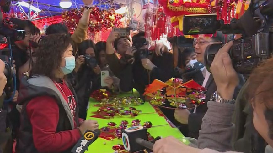 李家超除夕到屯門行花市 祝願香港市民蛇年好事連連