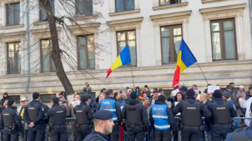 Supporters of anti-NATO presidential favorite rally outside Romanian court (VIDEO)